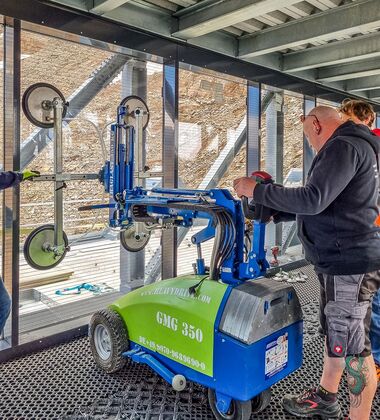 Formation Heavydrive à l’utilisation de l’appareil de pose de vitres GMG 350 pour une utilisation sûre et efficace à 3 200 mètres d’altitude dans le Kaunertal (Autriche).