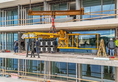 Installation de contre-appui devant l'hôtel lors de la mise en place des panneaux de verre de 4 tonnes sous un avant-toit de 3 mètres de profondeur