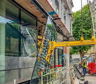 Beispiel einer Glasmontage unter Vorsprung mit Vakuum-Sauganlage mit Gegengewichtstraverse