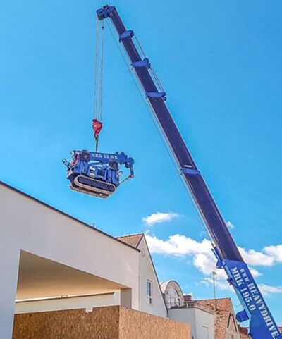 Une grue d'assemblage soulève une mini-grue jusqu'au site d'assemblage. Droits d’image : Heavydrive.com