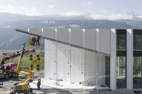 Montage d'une méga-vitre dans la façade en dents de scie à l'aide d'un système d'aspiration pneumatique