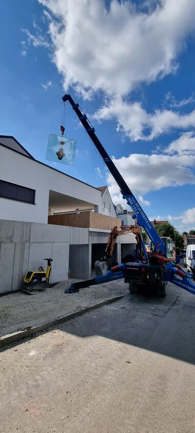 Levage de la grue MRK 55.0 S et de la vitre.