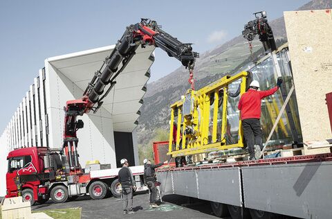 Déchargement d'une méga-disque avec un système d'aspiration sous vide depuis un camion