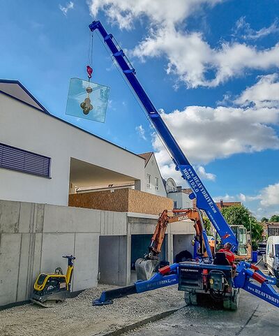 Une grue de montage soulève la vitre pour la transférer à une mini-grue sur le lieu de montage. Droits d’image : Heavydrive.com