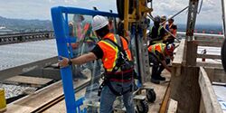 Transport d'éléments lourds en verre sur la Tour de Montréal avec chariot porte-vitre HDL de Heavydrive. Droits d’image : Techniverre + Inc
