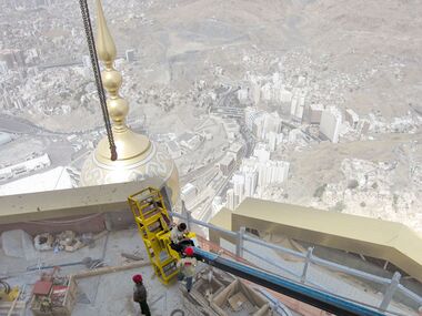 Grâce à une technique de levage spéciale, Heavydrive a contribué aux travaux de pose de la Mekka Clock Tower, l’un des bâtiments les plus connus d’Arabie saoudite.