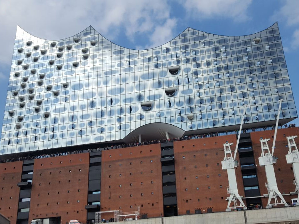 Façade de l'Elbphilharmonie de Hambourg côté mer