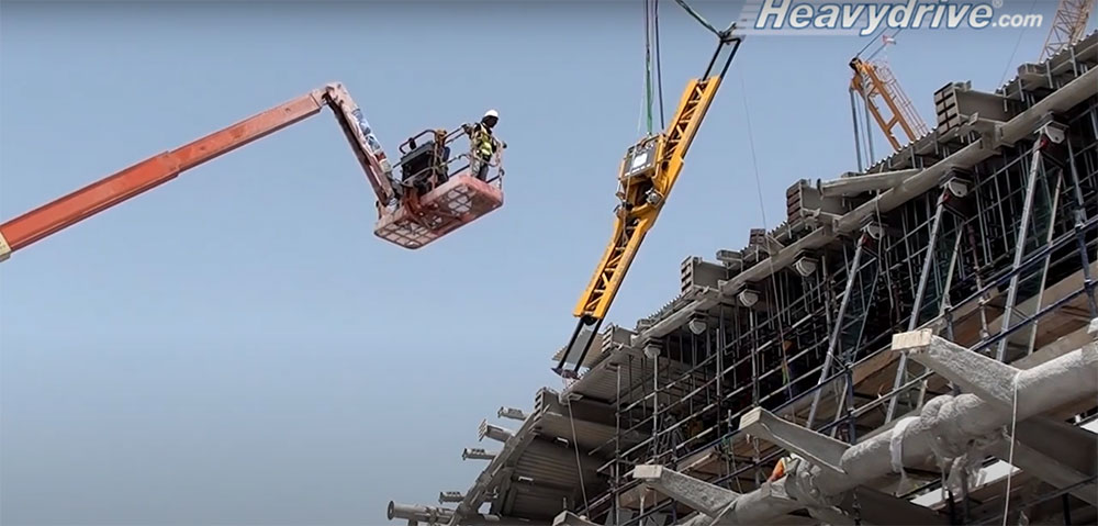 Montage des ailerons en verre au musée Etihad Museum à Dubaï