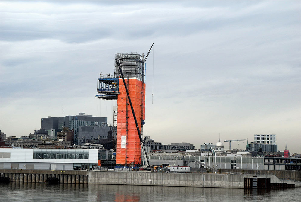 Montage de verre de Heavydrive sur le Tour du Port de Montréal au Québec (Canada)