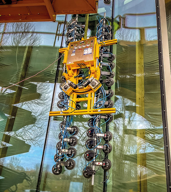 Montage de la façade de la bibliothèque Galinciems à Ventspils (Lettonie) avec le système d'aspiration Heavydrive VSG 1500 KR MH pour vitres bombées.