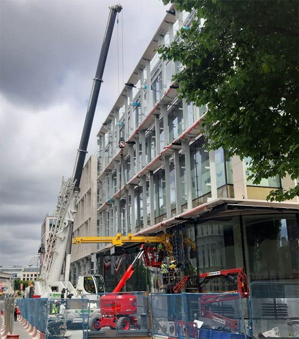 Montage de la façade de l'immeuble de bureaux Earlsfort Terrace à Dublin