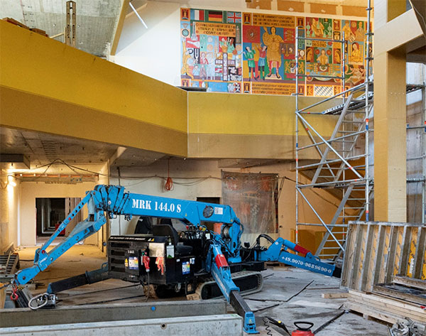 Sicherer und platzsparender Stand des Heavydrive Minikrans MRK 144 in der Aula der Schule