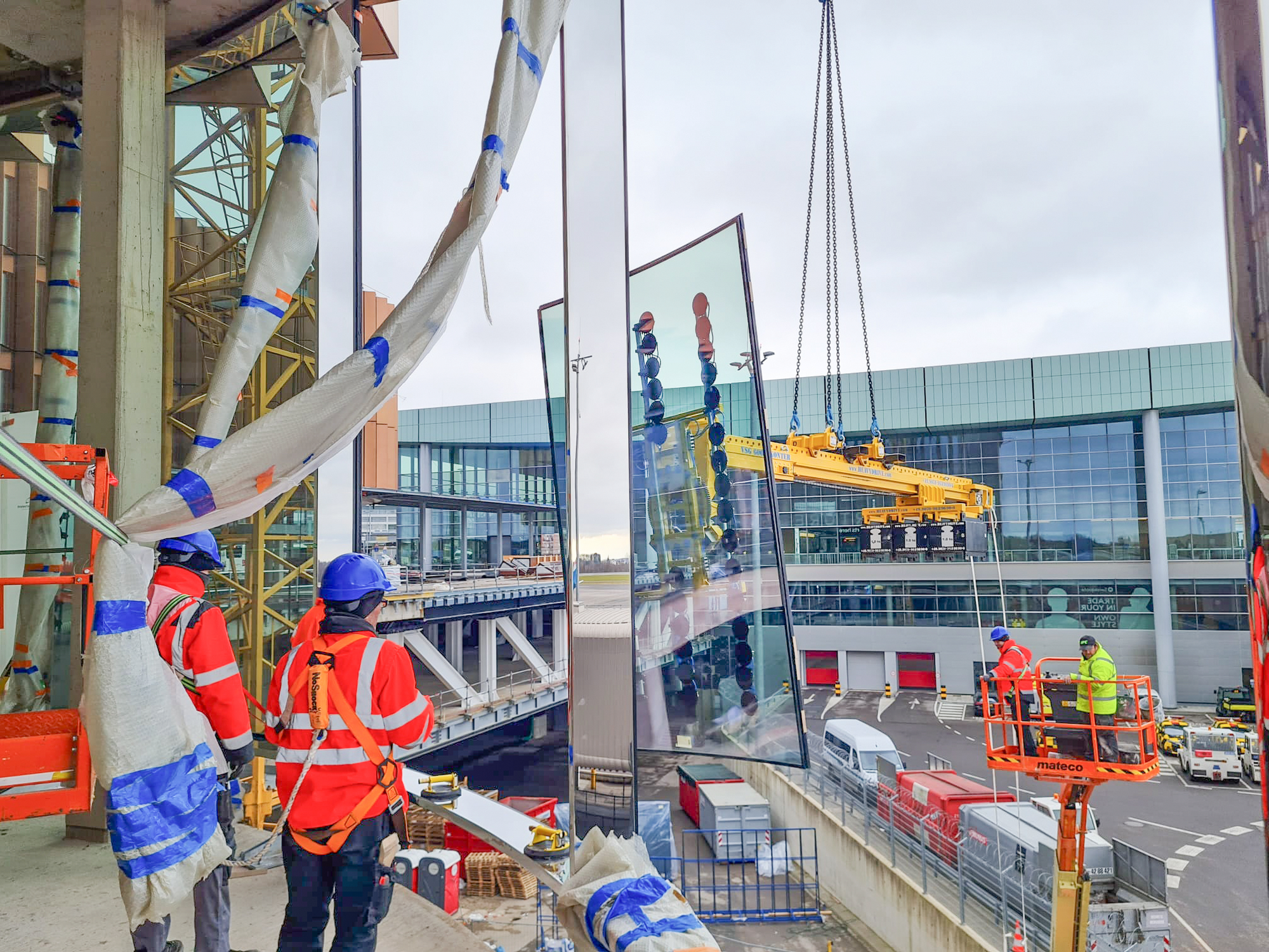 Montage d'éléments de façade courbés au Skypark Business Center Luxembourg