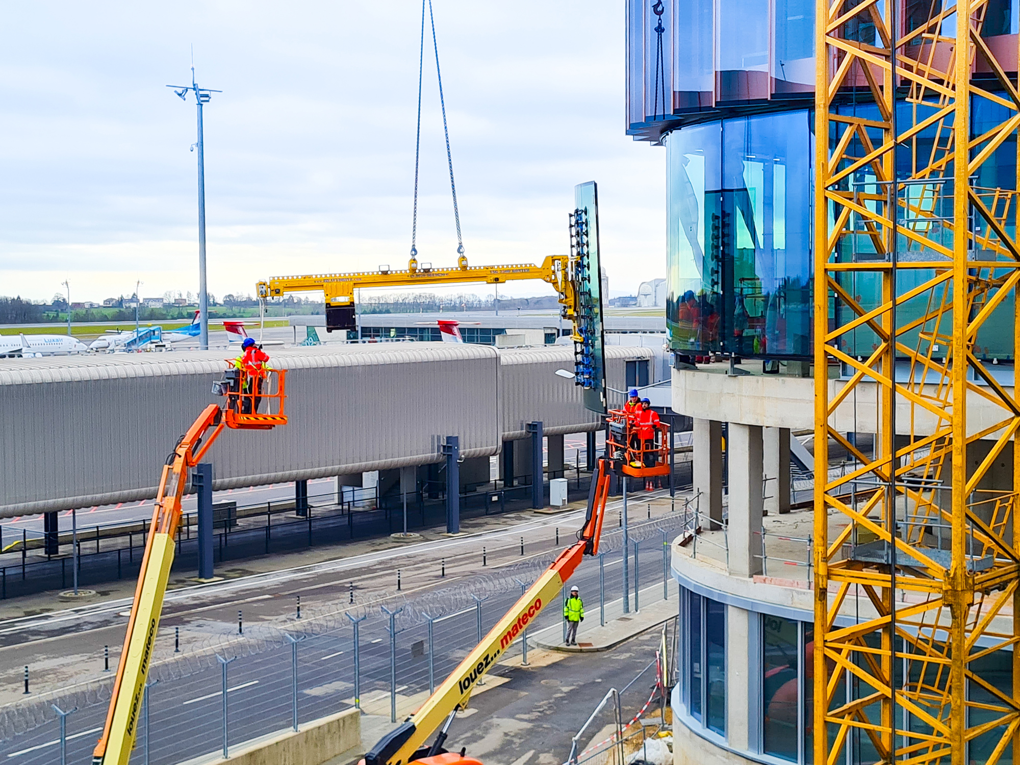 Montage d'éléments de façade courbés au Skypark Business Center Luxembourg