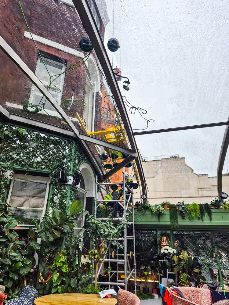 Mise en place précise de l'élément en verre.