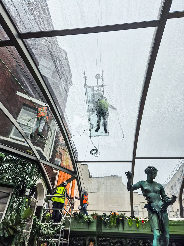 La vitre est mise en place à son emplacement définitif.