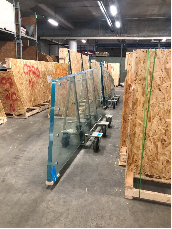 Transport d'éléments lourds en verre sur la Tour de Montréal avec chariot porte-vitre HDL de Heavydrive. Droits d’image : Techniverre + Inc