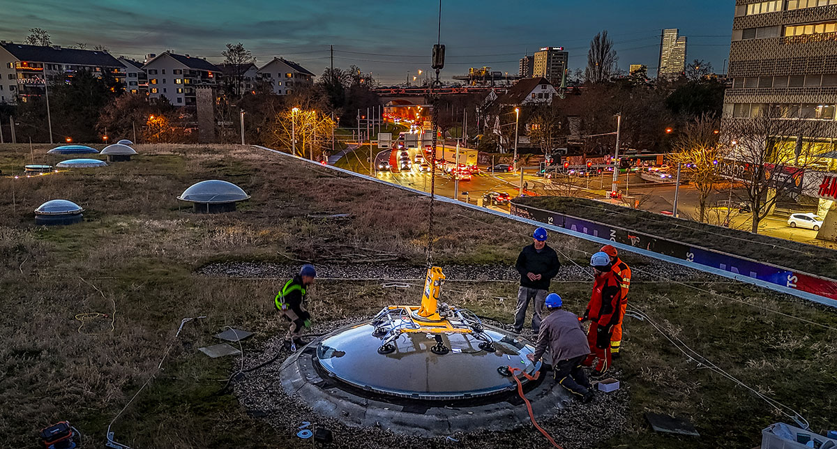 Positionnement millimétrique de la coupole vitrée sur le toit de la Halle Saint-Jacques à Bâle