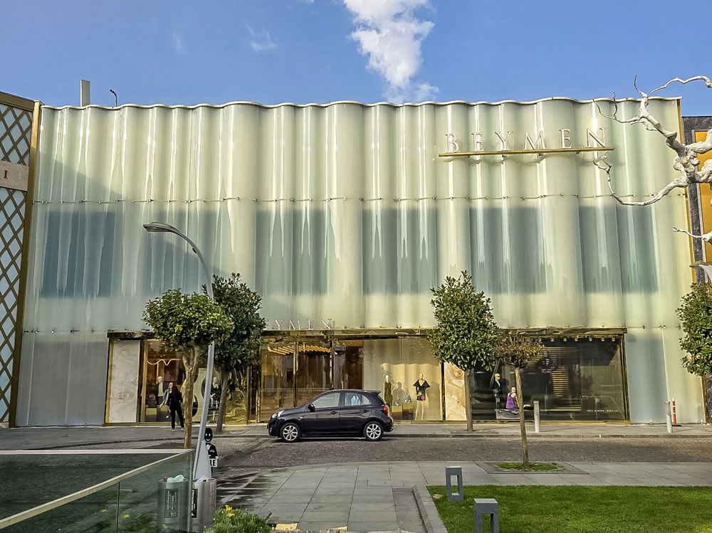 Façade en forme de vague achevée au Beymen İstinyePark.